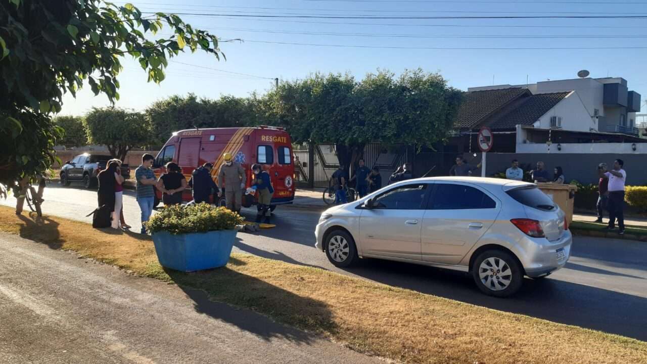 Acidente entre bicicleta e carro deixa um ferido em Lucas do Rio Verde