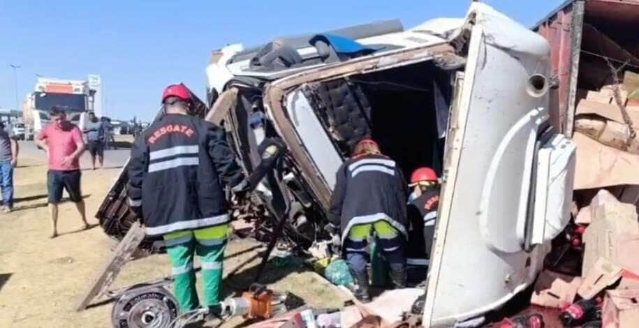 Acidente na BR-163 em Sinop deixa dois feridos e interdita rodovia