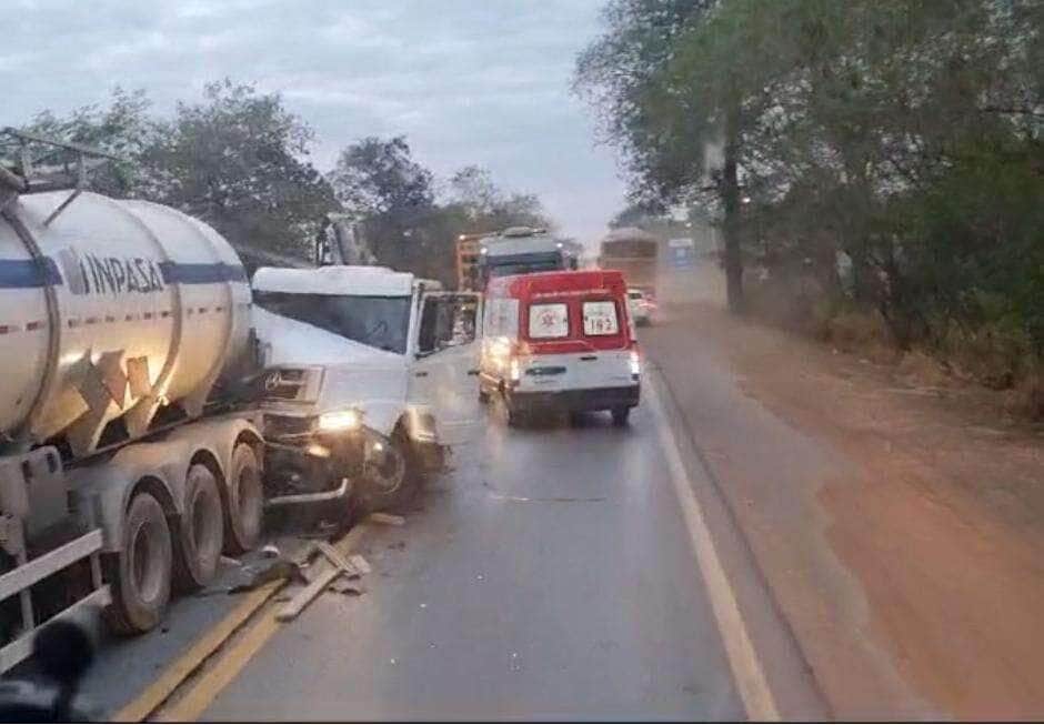 Acidente entre três veículos na BR-364 deixa uma ferida e pista parcialmente interditada em Jangada (MT)