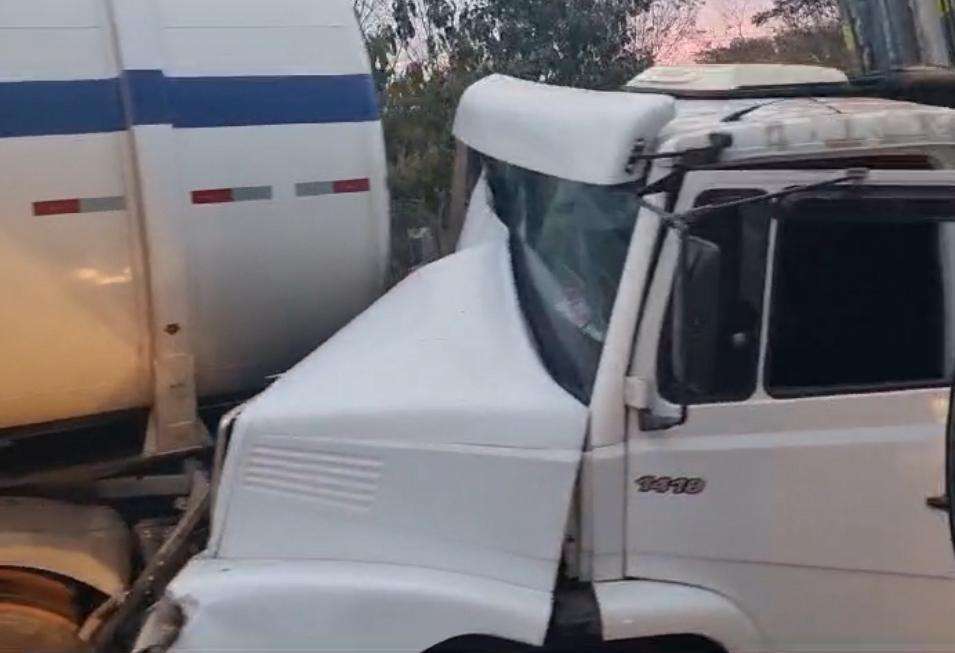 Acidente entre três veículos na BR-364 deixa uma ferida e pista parcialmente interditada em Jangada (MT)