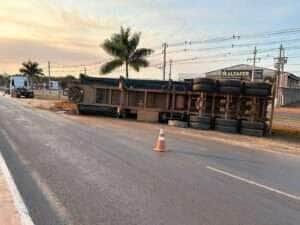 Carreta tomba e causa derramamento de farelo de milho na MT-449 em Lucas do Rio Verde