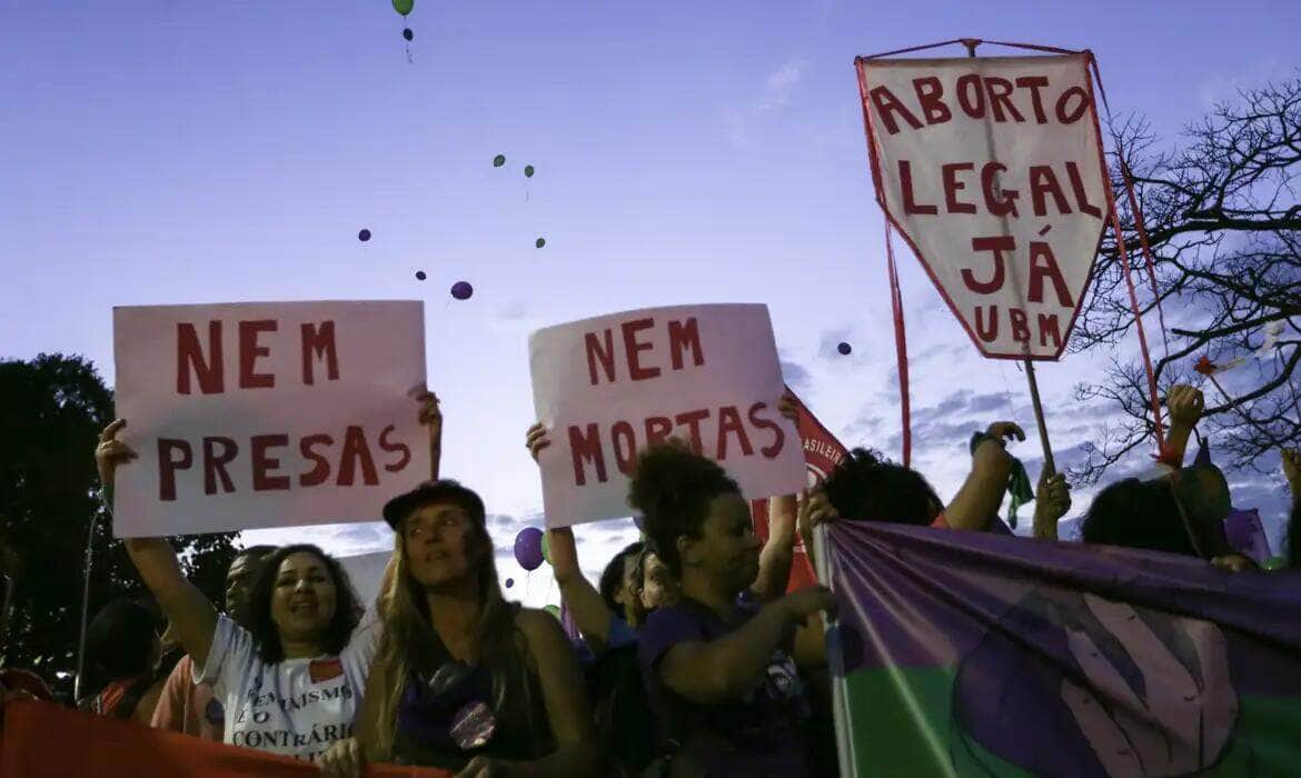 Participantes do Festival Pela Vida das Mulheres caminham do Museu Nacional da República até o Supremo Tribunal Federal (STF). Em frente à Corte, as ativistas fizeram um ato em defesa da descriminalização do aborto. Por: Fabio Rodrigues Pozzebom/Agência Brasil