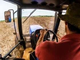agricultor conduzindo trator foto Arquivo ANeto Embrapa Soja