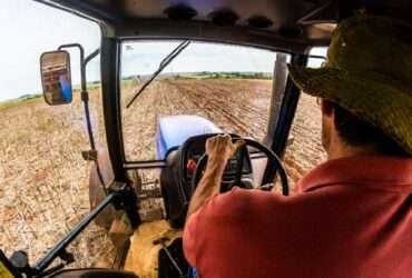 agricultor conduzindo trator foto Arquivo ANeto Embrapa Soja