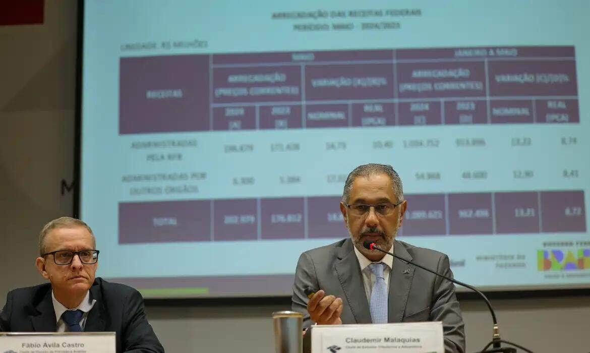Brasília (DF) 25/06/2024 O chefe de Divisão de Previsão e Análise, Fábio Ávila Castro e o chefe do Centro de Estudos Tributários e Aduaneiros da Receita Federal, Claudemir Malaquias, dão entrevista para comentar resultados da arrecadação federal de maio. Foto: Fabio Rodrigues-Pozzebom/ Agência Brasil