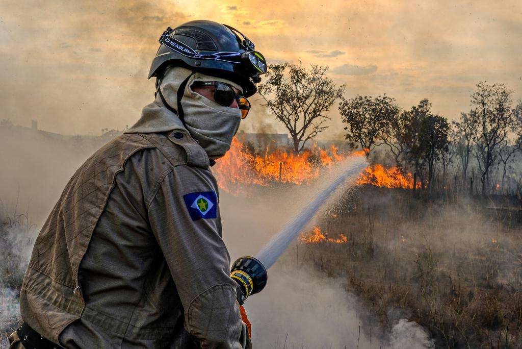 bombeiro combate queimada secom mt