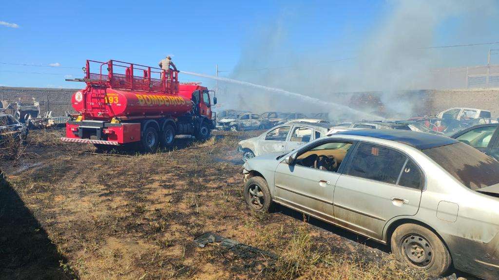 bombeiros combatem incendio em terreno baldio que atingiu ferro velho interna 1 2024 06 13 899732808