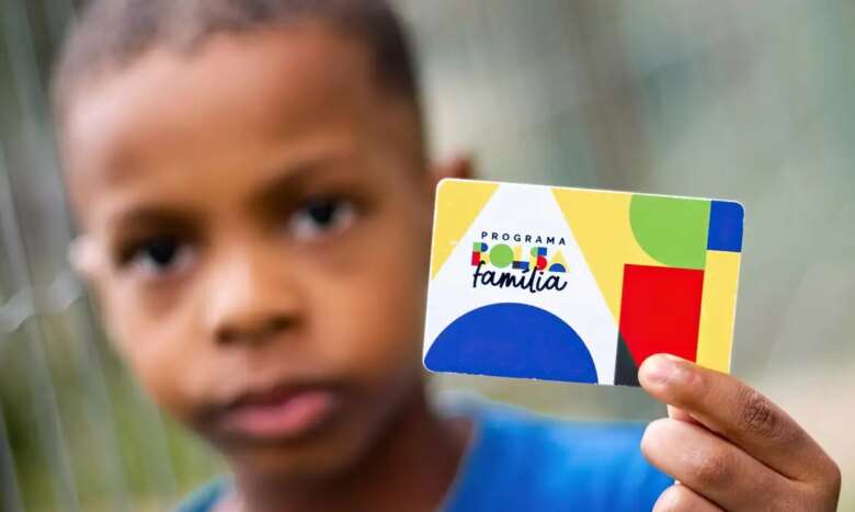 Erilene (27 anos), Mauro (05 anos) Elias (06 meses) - Família Beneficiária do Programa Bolsa Família - CRAS de Sobradinho 1 - Brasília (DF). Na foto ele segura o cartão do programa Bolsa Família. Fotos: Lyon Santos/ MDS