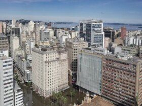 Porto Alegre (RS), 17/05/2024 – CHUVAS RS- ENCHENTES-DRONE - Centro histórico de Porto Alegre permanece alagado devido as fortes chuvas dos últimos dias. Foto: Rafa Neddermeyer/Agência Brasil