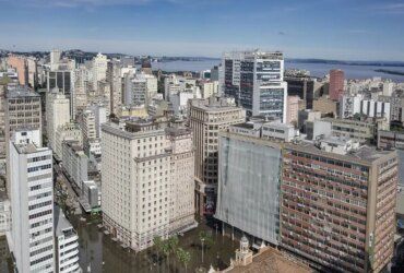 Porto Alegre (RS), 17/05/2024 – CHUVAS RS- ENCHENTES-DRONE - Centro histórico de Porto Alegre permanece alagado devido as fortes chuvas dos últimos dias. Foto: Rafa Neddermeyer/Agência Brasil