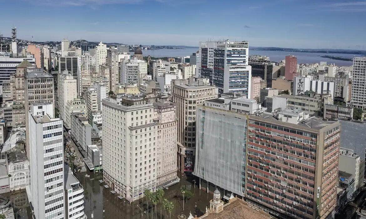 Porto Alegre (RS), 17/05/2024 – CHUVAS RS- ENCHENTES-DRONE - Centro histórico de Porto Alegre permanece alagado devido as fortes chuvas dos últimos dias. Foto: Rafa Neddermeyer/Agência Brasil