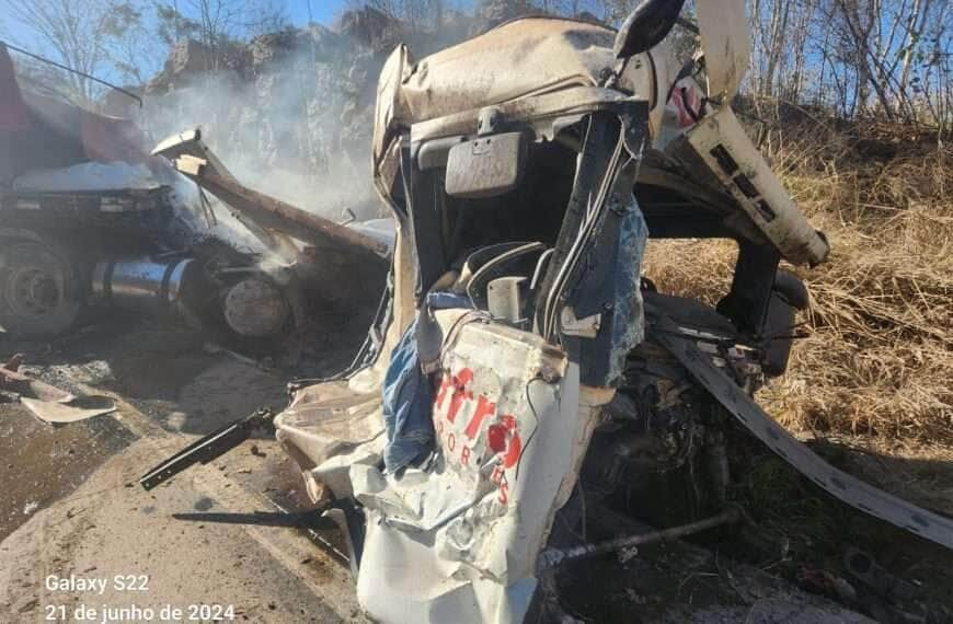 Acidente na Serra de São Vicente envolve dois caminhões e interdita BR-364