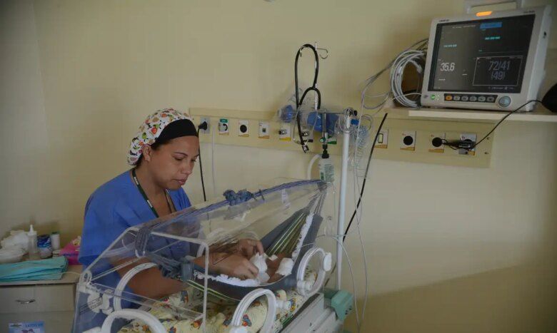 Bebês prematuros estão sendo colocados em mini-redes de algodão Por: Fabio Rodrigues Pozzebom/Agência Brasil
