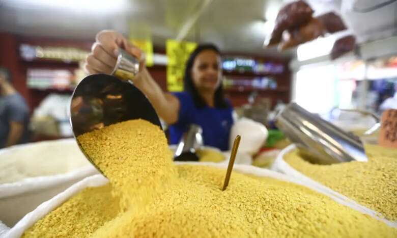 Vendedores e frequentadores na Feira da Ceilândia. Por: Marcelo Camargo/Agência Brasil