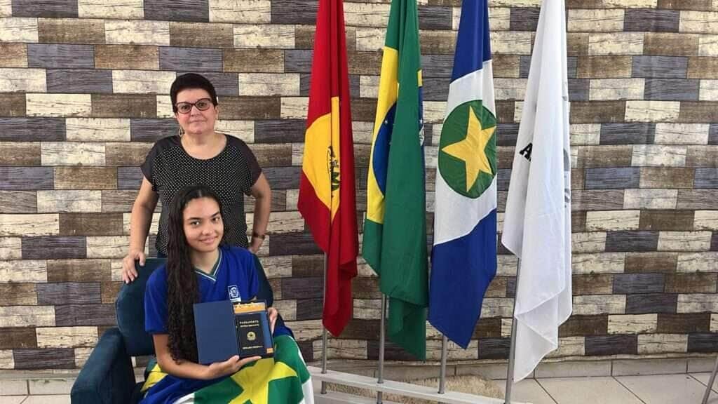 Letícia Pimenta Mageski com a professora de língua portuguesa, Joana Maria Santana  - Foto por: Assessoria Seduc-MT