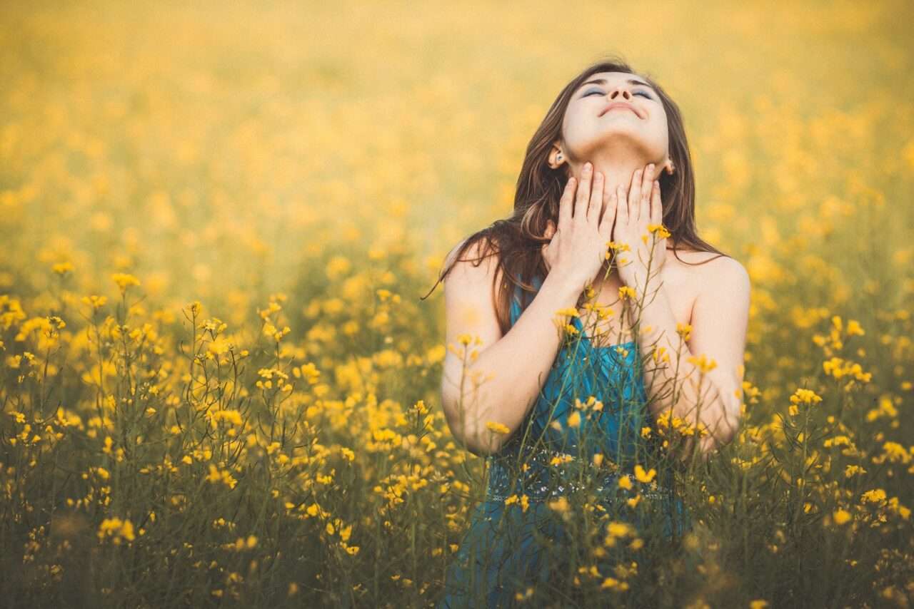 linda garota romântica no campo de colza florescendo curtindo a natureza, happyoung mulher elegante andando, olhando para o céu com amor e gratidão - Fotos do Canva