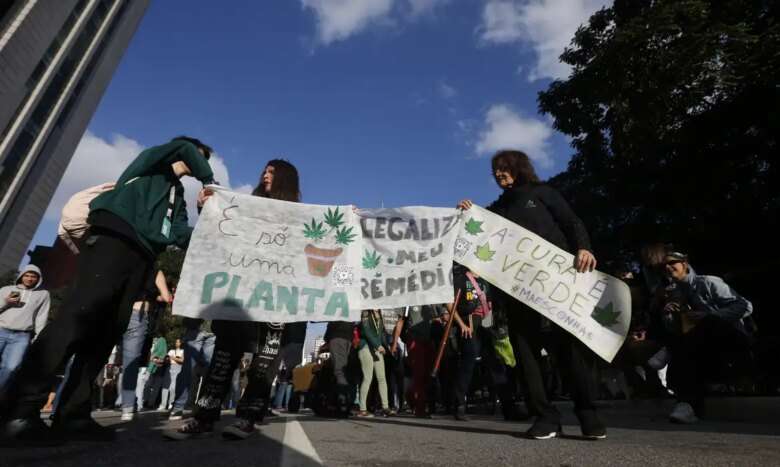 São Paulo (SP), 17/06/2023 - 15ª edição da Marcha da Maconha São Paulo na Avenida Paulista - Tema “Antiproibicionismo por uma questão de classe – Reparação por necessidade”. Foto Paulo Pinto/Agência Brasil