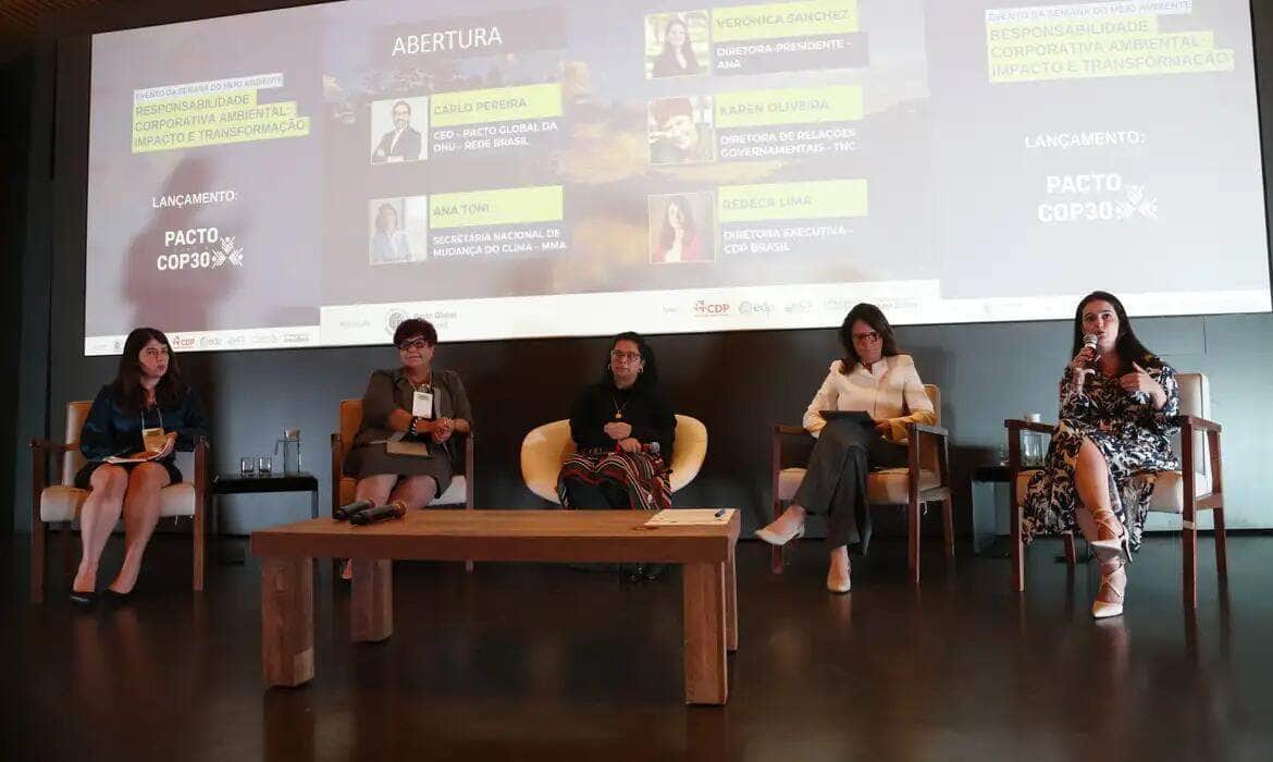 São Paulo (SP) 03/06/2024 PactoCOP30 - Responsabilidade Corporativa Ambiental: Impacto e Transformaçao, no Museu da Língua Portuguesa. Esq/dir Rebeca Lima (Diretora CDP Brasil), Karen Oliveira (Diretora TNC), Camila Valverde (Diretora Impacto ONU), Ana Toni ( MInistério Meio Ambiente) e Veronica Sanches ( Diretora ANA). Foto: Paulo Pinto/Agencia Brasil Por: Paulo Pinto/Agência Brasil