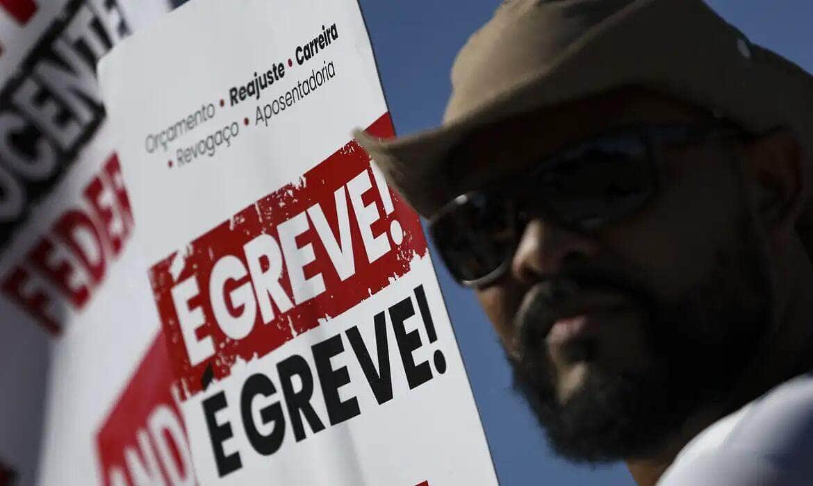 Brasília (DF), 14/06/2024 - Professores, técnicos-administrativos e estudantes de universidades federais e institutos federais de ensino em greve fazem manifestação na Esplanada dos Ministérios. Foto: Marcelo Camargo/Agência Brasil