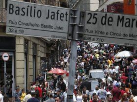 São Paulo SP 03/11/2023 Movimento na Ladeira Porto Geral com a Rua 25 de Março, após o feriado de Finados. Foto: Paulo Pinto/Agência Brasil