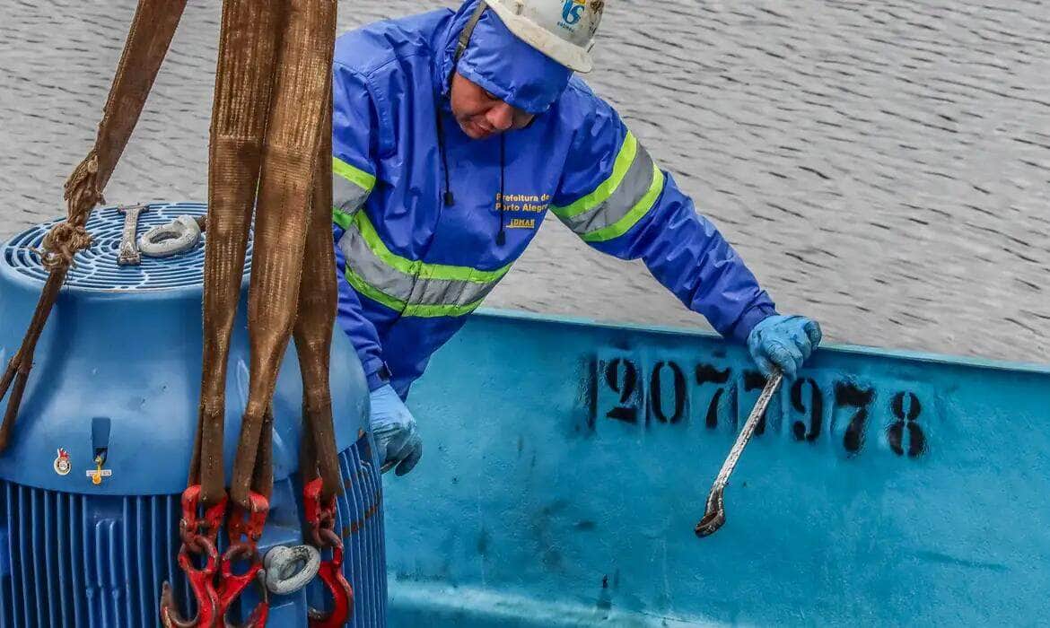 Porto Alegre (RS), 25/05/2024 - Funcionários da Sabesp e DMAE fazem manutenção e instalação das bombas para retirada do excesso de água na cidade de Porto Alegre. Foto: Rafa Neddermeyer/Agência Brasil Por: Rafa Neddermeyer/Agência Brasil