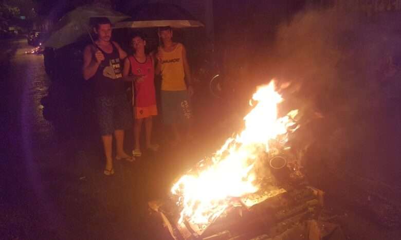 Mesmo sob chuva, a família do eletricista Jaime Mendes de Araújo mantém a tradição da fogueira no São João do Recife Por: Sumaia Villela/Agência Brasil