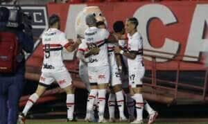 são paulo, criciúma, brasileiro Por: Rubens Chiri e Paulo Pinto/Saopaulofc. net/Direitos Reservados