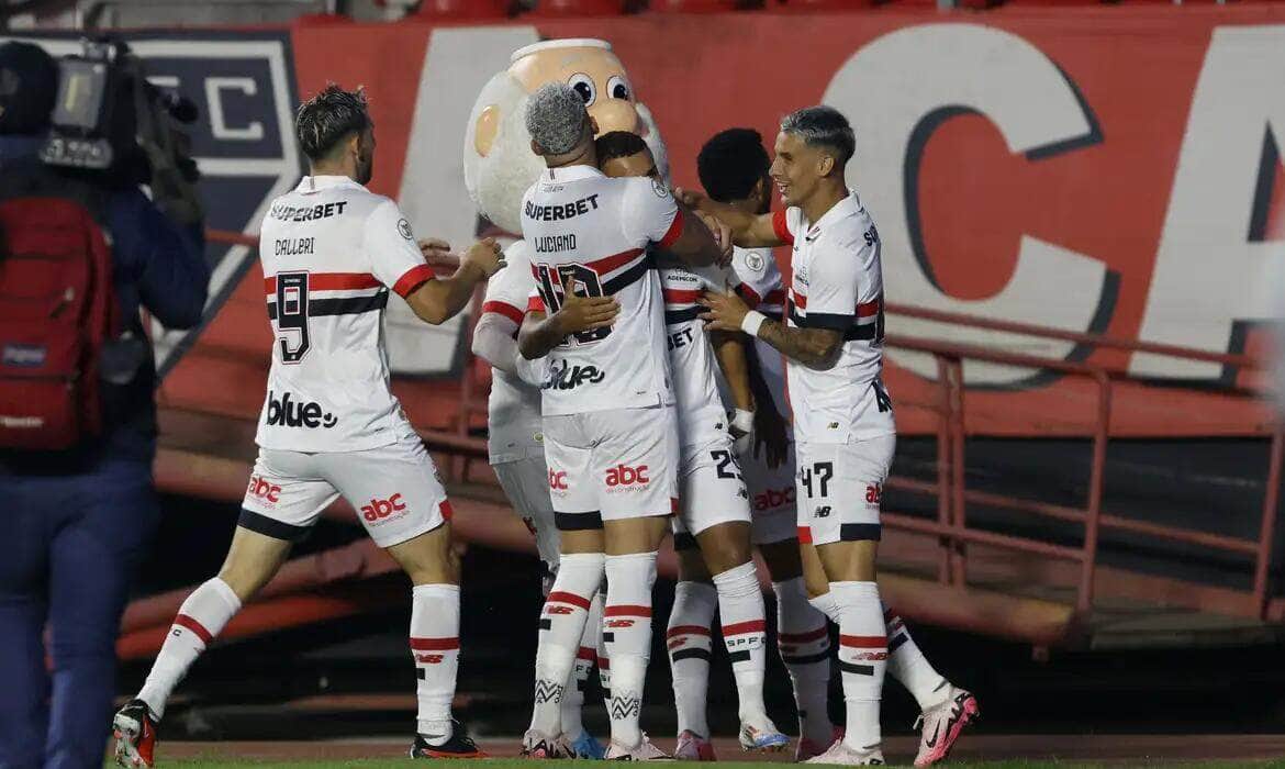 são paulo, criciúma, brasileiro Por: Rubens Chiri e Paulo Pinto/Saopaulofc. net/Direitos Reservados