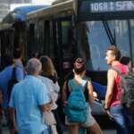 São Paulo (SP), 24/03/2023 - Passageiros embarcam em ônibus na Luz no segundo dia de greve dos metroviários em São Paulo. Foto: Fernando Frazão/Agência Brasil