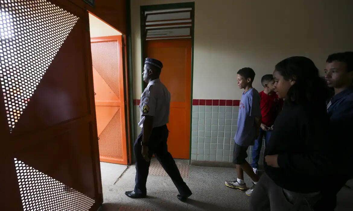 Primeiro dia de aulas no CED 01 da Estrutural, uma das escolas públicas do DF onde foi implementado o modelo cívico-militar. Por: Marcelo Camargo/Agência Brasil