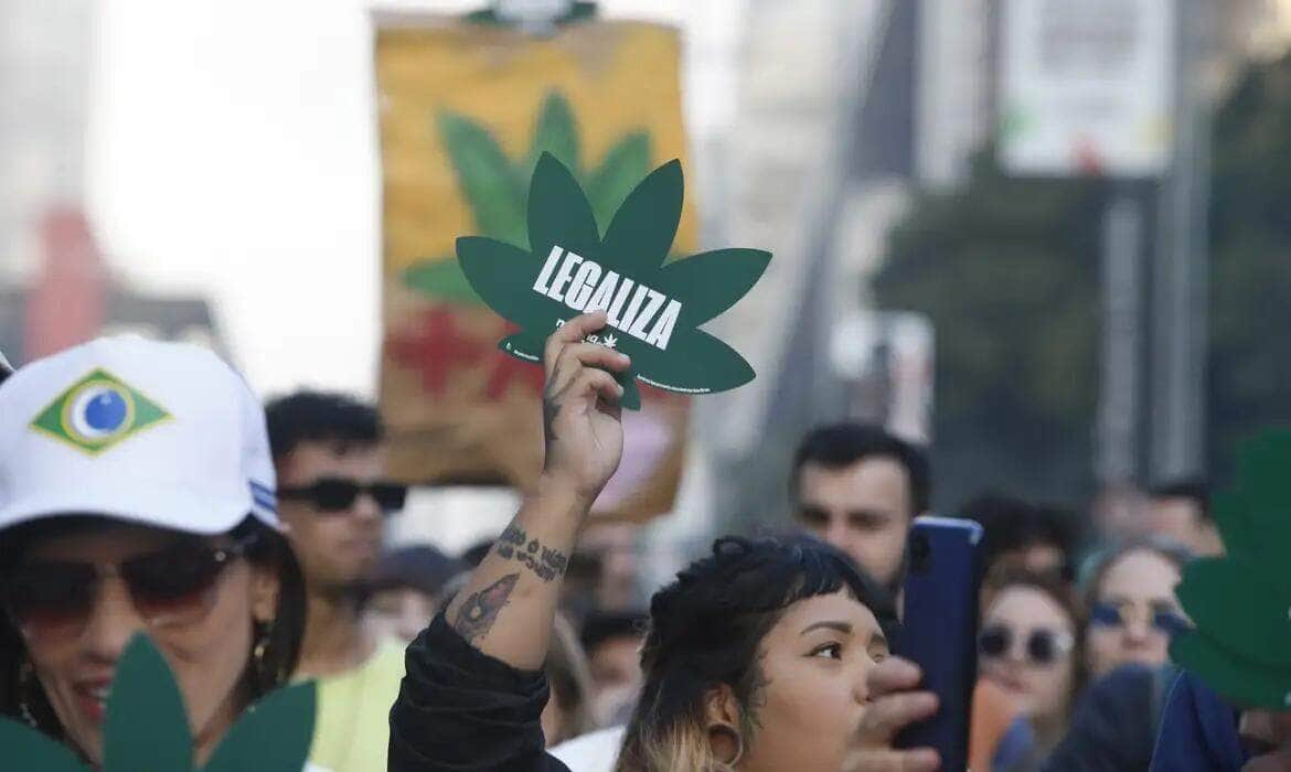 São Paulo (SP), 17/06/2023 - 15ª edição da Marcha da Maconha São Paulo na Avenida Paulista - Tema “Antiproibicionismo por uma questão de classe – Reparação por necessidade”. Foto Paulo Pinto/Agência Brasil