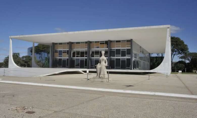 Fachada do Supremo Tribunal Federal (STF) com estátua A Justiça, de Alfredo Ceschiatti, em primeiro plano. Por: José Cruz/Agência Brasil