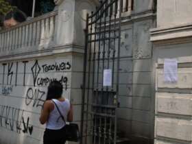 São Paulo - Aviso aos alunos na fachada da Escola Estadual Caetando de Campos, na Consolação. Por: Rovena Rosa/Agência Brasil