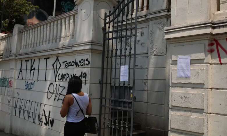 São Paulo - Aviso aos alunos na fachada da Escola Estadual Caetando de Campos, na Consolação. Por: Rovena Rosa/Agência Brasil