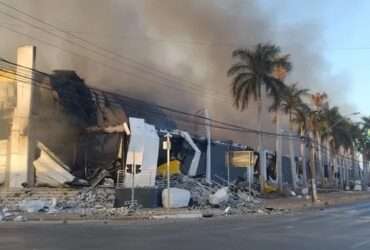 Governo de Mato Grosso promete ajudar comerciantes após incêndio no Shopping Popular; saiba como