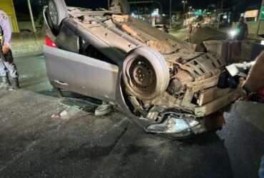 Três feridos em capotamento na Avenida Miguel Sutil em Cuiabá