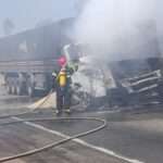 Bombeiros combatem incêndio em carreta carregada com enxofre na BR-364 em Mato Grosso