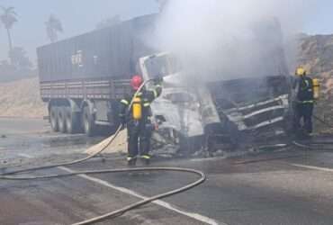 Bombeiros combatem incêndio em carreta carregada com enxofre na BR-364 em Mato Grosso