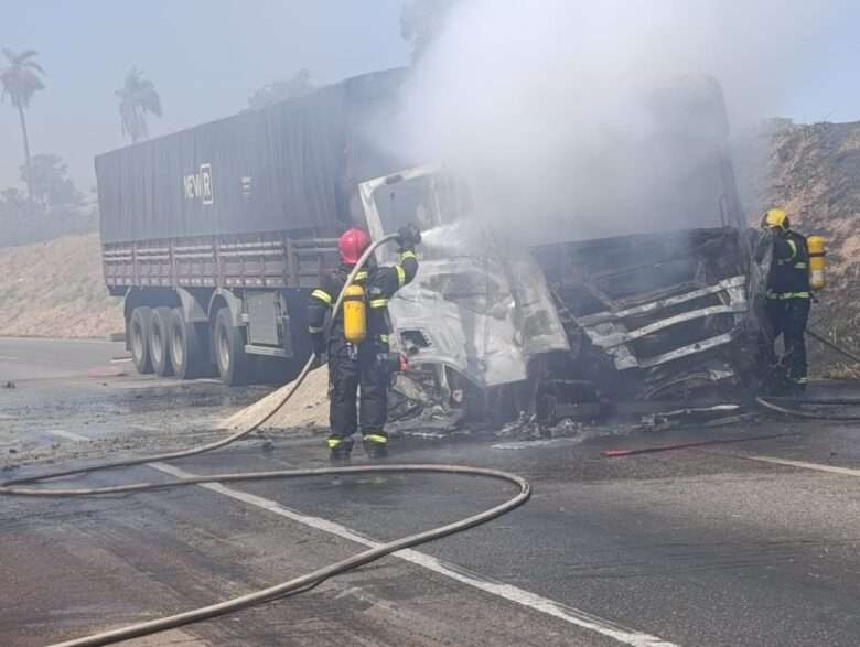 Bombeiros combatem incêndio em carreta carregada com enxofre na BR-364 em Mato Grosso