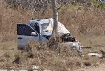 Motorista perde o controle após ser surpreendido por caminhão e colide com árvore