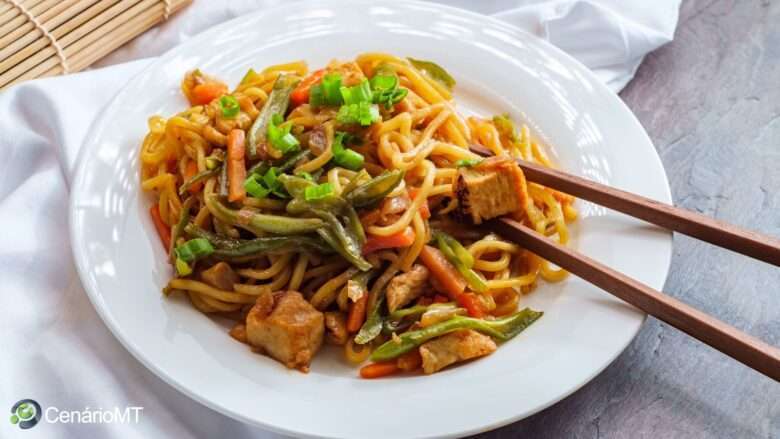 Como fazer yakisoba em casa