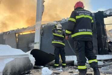 Governo se solidariza com trabalhadores do Shopping Popular; bombeiros ainda trabalham no local do incêndio