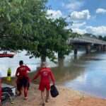 Pai e filho morrem afogados após caminhonete cair dentro de rio em Mato Grosso