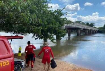 Pai e filho morrem afogados após caminhonete cair dentro de rio em Mato Grosso