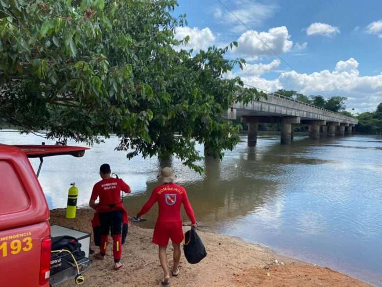 Pai e filho morrem afogados após caminhonete cair dentro de rio em Mato Grosso