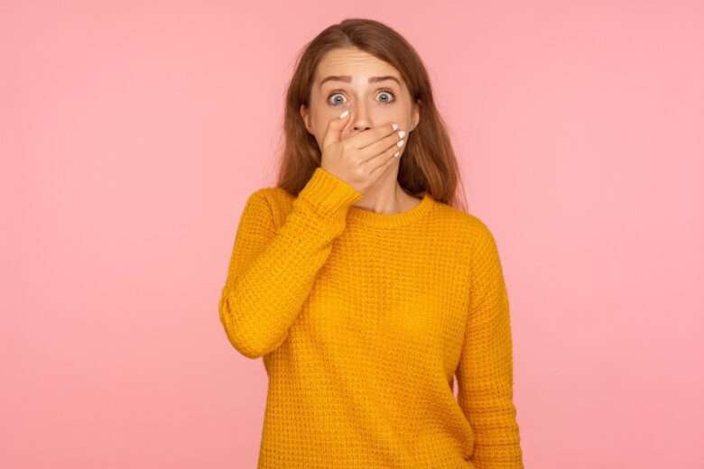 Retrato de uma jovem mulher emocional em fundo rosa - Fotos do Canva