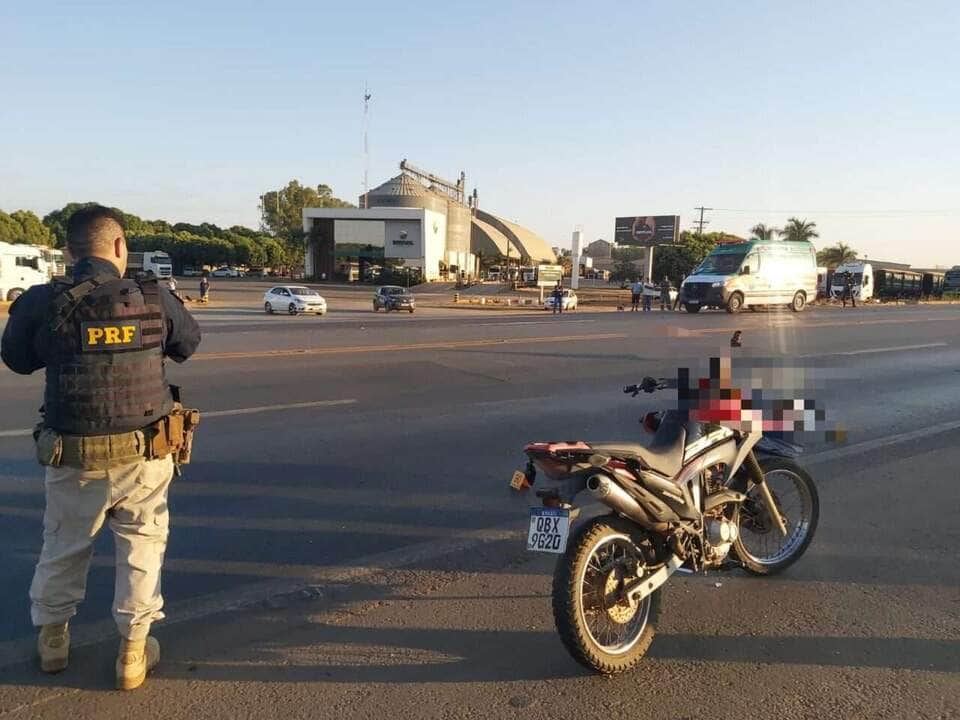 Motociclista morre em colisão traseira com carreta na BR-163 em Sorriso