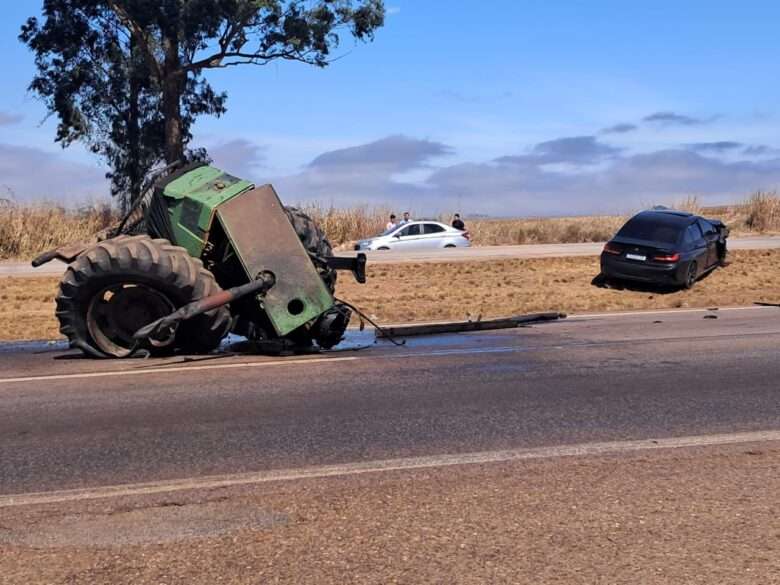 Colisão entre trator e BMW na BR-364 deixa um ferido em Jaciara