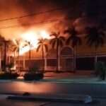 Incêndio de grandes proporções destrói Shopping Popular em Cuiabá na madrugada de segunda-feira (15)