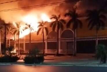 Incêndio de grandes proporções destrói Shopping Popular em Cuiabá na madrugada de segunda-feira (15)